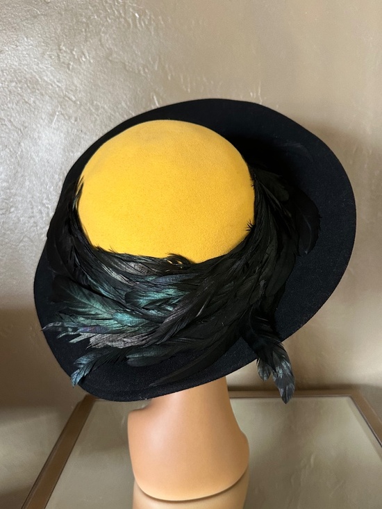 DESIGNER 1950s\' YELLOW & BLACK WIDE BRIM HAT + ROOSTER FEATHERS main image 10